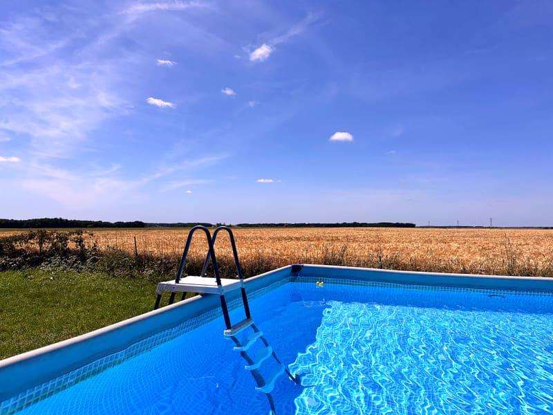 La piscine face aux champs